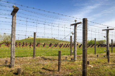 Elektrikli dikenli teller. Çek Cumhuriyeti 'nin Güney Moravya Bölgesi' nde yer alan Znojmo kasabası yakınlarındaki Nazi Almanyası 'na karşı savunma için Çekoslovak tahkimatı tarihi alanı Satov.