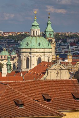Günbatımında Prag, Çek Cumhuriyeti, Avrupa 'da Saint Nicholas Kilisesi ile Küçük Kasaba manzarası.