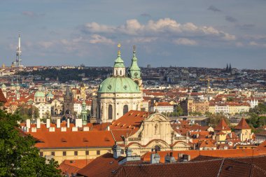 Günbatımında Prag, Çek Cumhuriyeti, Avrupa 'da Saint Nicholas Kilisesi ile Küçük Kasaba manzarası.