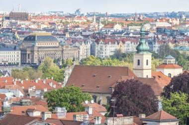 Çek Cumhuriyeti, Avrupa 'da Ulusal Tiyatro Binası ile Prag kentinin şehir manzarası.