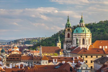 Günbatımında Prag, Çek Cumhuriyeti, Avrupa 'da Saint Nicholas Kilisesi ile Küçük Kasaba manzarası.
