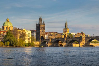 Günbatımında Prag 'da kuleleri olan Charles Köprüsü, Çek Cumhuriyeti, Avrupa.