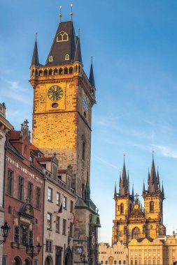 Prag, Çek Cumhuriyeti, Avrupa 'daki Old Town Meydanı' nda Tyn 'dan önce Old Town Hall ve Our Lady Kilisesi..