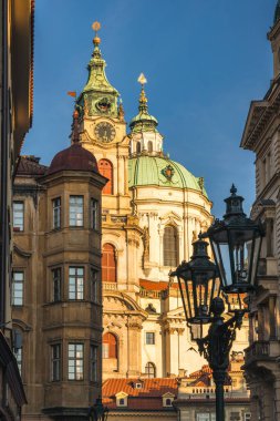 Prag, Çek Cumhuriyeti, Avrupa 'daki Küçük Kasaba Meydanı' nda Aziz Nicholas Kilisesi.