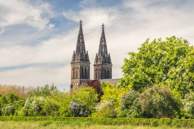 Çek Cumhuriyeti, Prag ve Avrupa 'daki Vysehrad kalesinde bir neo-gotik kilise olan St. Peter ve St. Paul Bazilikası' nın kuleleri.
