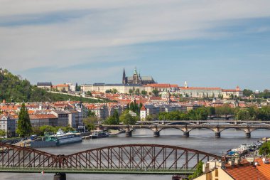 Vysehrad kalesinden Vltava Nehri ile Prag Kalesi manzarası, Çek Cumhuriyeti, Avrupa.