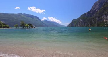 Arka planda dağlar olan Garda Gölü, Riva del Garda şehir kıyılarından manzara, İtalya, Avrupa.