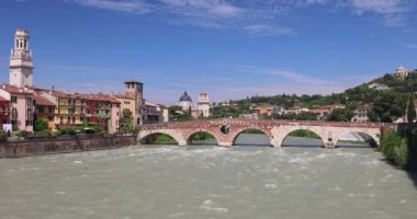 Verona, İtalya ve Avrupa 'daki Adige Nehri' ni geçen Ponte Pietra Roma kemer köprüsü..