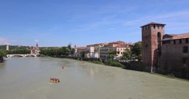 Verona, İtalya ve Avrupa 'daki Adige Nehri' nde rafting.