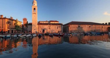 LAZISE, ITALY - 25 Mayıs 2024: Eski liman Kasabanın tarihi merkezinde Garda Gölü kıyısında gün batımında.