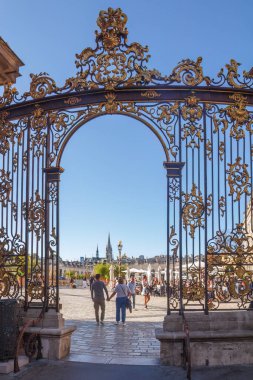 NANCY, FRANCE - 24 Eylül 2023: Stanislas Meydanı 'ndaki Altın Kapı.