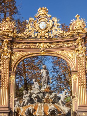 NANCY, FRANCE - 24 EYLÜL 2023 Stanislas Meydanı 'ndaki Amphitrite Çeşmesi.