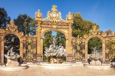 NANCY, FRANCE - 25 Eylül 2023: Stanislas Meydanı 'nda Neptun Çeşmesi.
