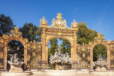 NANCY, FRANCE - 25 Eylül 2023: Stanislas Meydanı 'nda Neptun Çeşmesi.