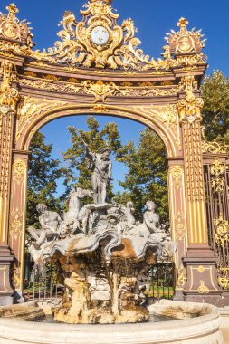 NANCY, FRANCE - 25 Eylül 2023: Stanislas Meydanı 'nda Neptun Çeşmesi.