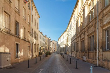 NANCY, FRANCE - 25 Eylül 2023: Güneşli bir günde şehrin caddesi.