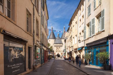 NANCY, FRANCE - 25 Eylül 2023: Güneşli bir günde şehrin caddesi.