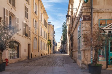 NANCY, FRANCE - 25 Eylül 2023: Güneşli bir günde şehrin caddesi.