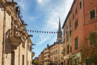 NANCY, FRANCE - 25 Eylül 2023: Güneşli bir günde şehrin caddesi.