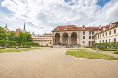 PRAG, CZECH REPUBLIC - 6 Mayıs 2023: Wallenstein Sarayı Bahçeleri, sala terrenalı cephe (bahçe pavyonu).