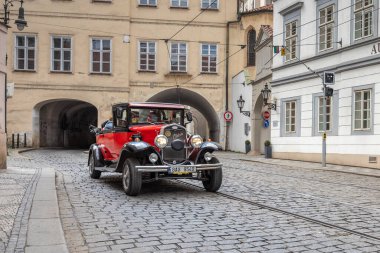 PRAG, CZECH REPUBLIC - 6 Mayıs 2023: Şehrin tarihi merkezindeki Mala Strana bölgesinde antika bir araba sürmek.