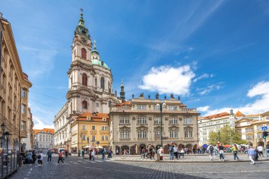 PRAG, CZECH CUMHURİYETİ - 6 Mayıs 2023: Aziz Nicholas Kilisesi ile Küçük Kasaba Meydanı.