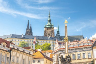 PRAG, CZECH Cumhuriyet - 6 Mayıs 2023: Küçük Kasaba Meydanı. Meydanın üst kısmında solda Lihtenştayn Sarayı ve arkada Prag Şatosu var..
