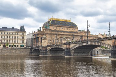 PRAG, CZECH Cumhuriyet - 7 Mayıs 2023: Ulusal Tiyatro Binası, Vltava Nehri manzaralı.