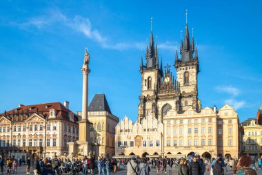 PRAG, CZECH CUMHURİYETİ - 7 Mayıs 2023: Eski Kasaba Meydanı 'nda Tyn' den önce Meryem Ana Kilisesi.