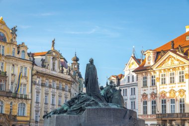 PRAG, CZECH REPUBLIC - 7 Mayıs 2023: Eski Şehir Meydanı 'ndaki Jan Hus Anıtı.