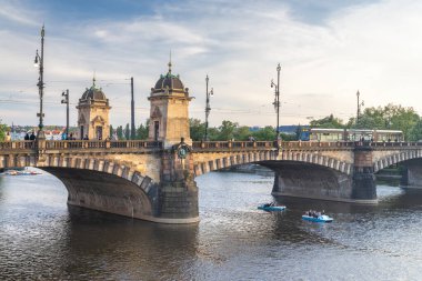 PRAG, CZECH Cumhuriyet - 7 Mayıs 2023, Vltava Nehri üzerinde tarihi bir köprü.