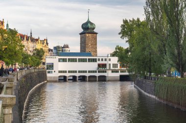 PRAG, CZECH REPUBLIC - 7 Mayıs 2023: Vltava Nehri 'ndeki Sitkov su kulesi.