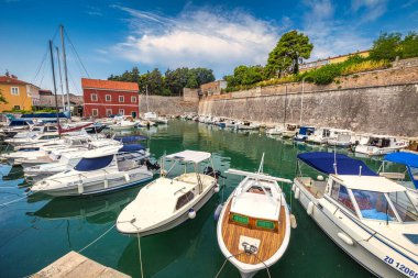 ZADAR, CROATIA - 21 Temmuz 2017: Tarihi bir merkezde Fosa adında küçük bir liman.