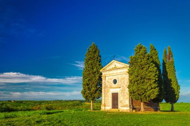 SAN QUIRICO D 'ORCIA - 2 Mayıs 2019: Cappella della Madonna di Vitaleta - Toskana' nın Val d 'Orcia bölgesindeki Vitaleta Kilisesi.