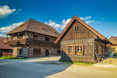 CICMANY, SLOVAKIA - 25 Mayıs 2019: Zilina Bölgesindeki Cicmany köyünün halk mimarisi. Ahşap evlerin ön cephelerinde karakteristik desenler.