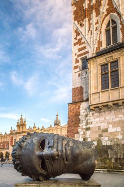 KRAKOW, POLAND - 27 Aralık 2017: Eros Bendato bronz baş heykeli ana pazar meydanında.