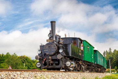 RAJEC, SLOVAKIA - 17 AĞUSTOS 2019: Buharlı lokomotifli tarihi tren Zilina - Rajec, Slovakya.