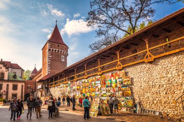 KRAKOW, POLAND - 30 Nisan 2017: Florian Gate yakınlarındaki tabloların sokak galerisi.