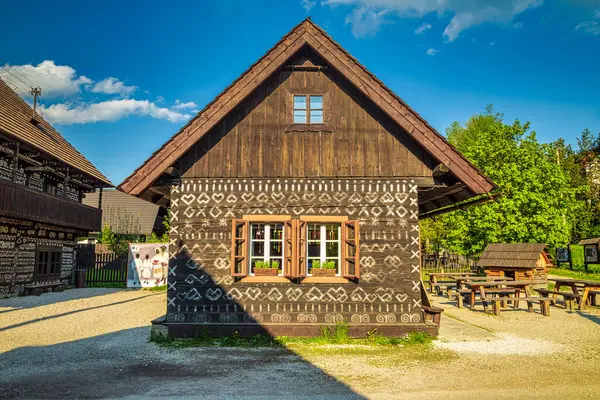 CICMANY, SLOVAKIA - 25 Mayıs 2019: Zilina Bölgesindeki Cicmany köyünün halk mimarisi. Ahşap evlerin ön cephelerinde karakteristik desenler.
