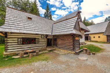 ZUBEREC, SLOVAKIA - 24 Ağustos 2020: Orava Köyü Müzesi 'nin doğal ortamında halk mimarisi binaları.