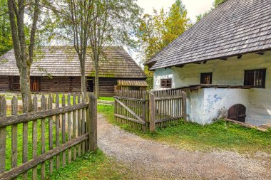 ZUBEREC, SLOVAKIA - 24 Ağustos 2020: Orava Köyü Müzesi 'nin doğal ortamında halk mimarisi binaları.