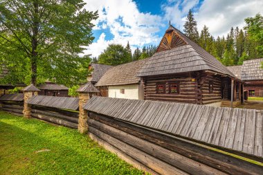 ZUBEREC, SLOVAKIA - 24 Ağustos 2020: Orava Köyü Müzesi 'nin doğal ortamında halk mimarisi binaları.