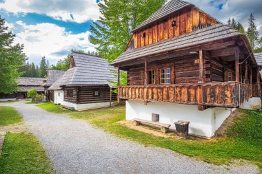 ZUBEREC, SLOVAKIA - 24 Ağustos 2020: Orava Köyü Müzesi 'nin doğal ortamında halk mimarisi binaları.