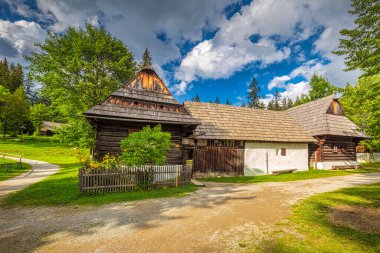 ZUBEREC, SLOVAKIA - 24 Ağustos 2020: Orava Köyü Müzesi 'nin doğal ortamında halk mimarisi binaları.