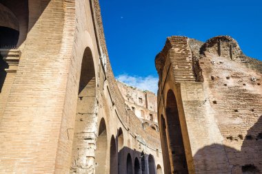 ROME, ITALY - 9 Mayıs 2022: The Colosseum amfitiyatrosunun içi.