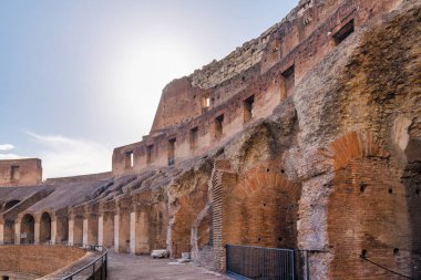 ROME, ITALY - 9 Mayıs 2022: The Colosseum amfitiyatrosunun içi.
