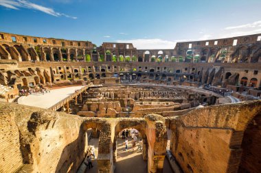 ROME, ITALY - 9 MAYIS 2022: günbatımında Kolezyum amfitiyatrosunun içi.