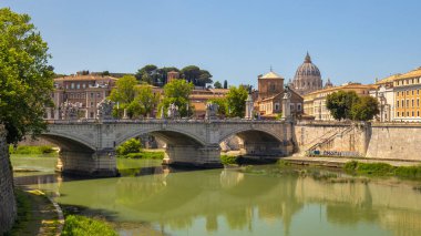 ROME, ITALY - 10 Mayıs 2022: Ponte Vittorio Emanuele II Tiber Nehri üzerindeki köprü.