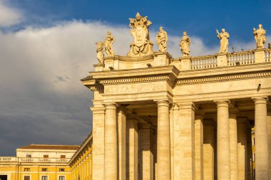 VATİKAN ŞEHRİ - 10 Mayıs 2022: Aziz Peter Meydanı sütunları.