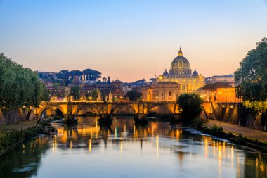 ROME, ITALY - 10 Mayıs 2022: St. Peter Bazilikası ile Ponte Sant 'Angelo gün batımında.